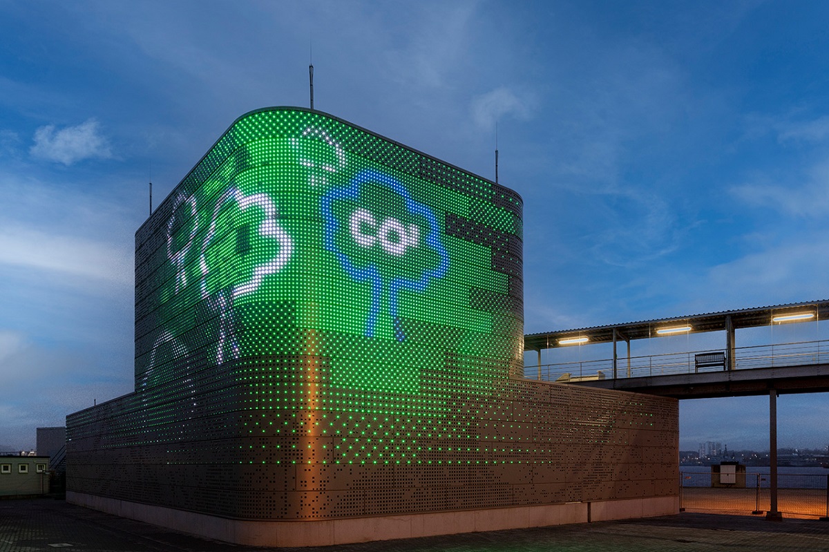 X-LED фасад на будівлі енергосистеми в судноплавному порту Кіля.